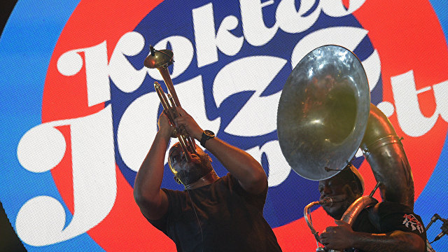 Музыкант Оноре Чадрик Кинтан во время выступления на 16-м международном музыкальном фестивале Koktebel Jazz Party