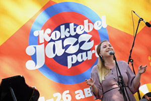 Вокалистка коллектива New Folk Trio Евгения Савинкина на 16-м международном музыкальном фестивале Koktebel Jazz Party