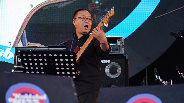 Участник китайской группы Sedar Band выступает на 16-м международном музыкальном фестивале Koktebel Jazz Party