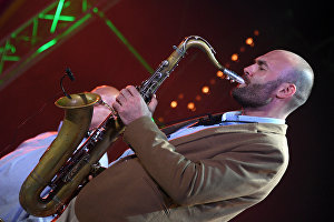 Музыкант-саксофонист Сергей Головня во время выступления на 16-м международном музыкальном фестивале Koktebel Jazz Party